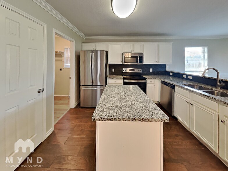 Building Photo - 421 Pin Oak Ln