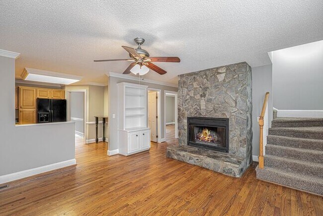 Building Photo - NW Large Updated Home! LR, DR, Den, FP, Ha...
