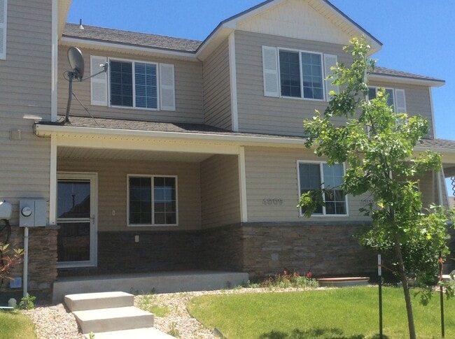 Building Photo - 5 BEDROOM, 4 BATHROOM TOWNHOUSE WITH 2 CAR...