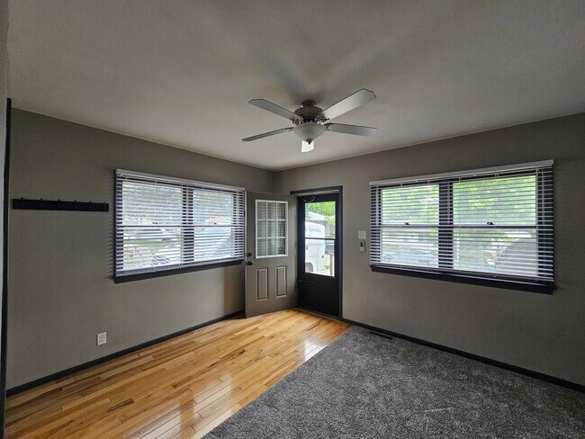 Building Photo - Spacious and Renovated 3 Bedroom Home