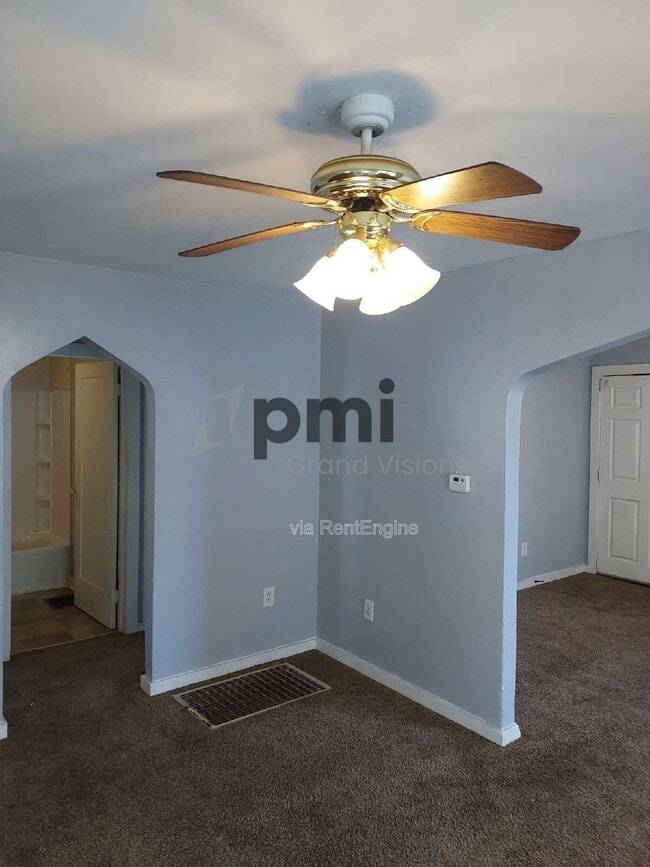 Building Photo - 1312 E Olive St