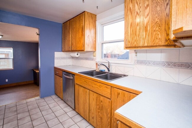 Building Photo - Centrally located single family home 2 bed...