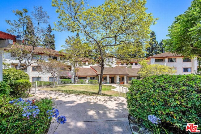 Building Photo - 501 Palisades Dr