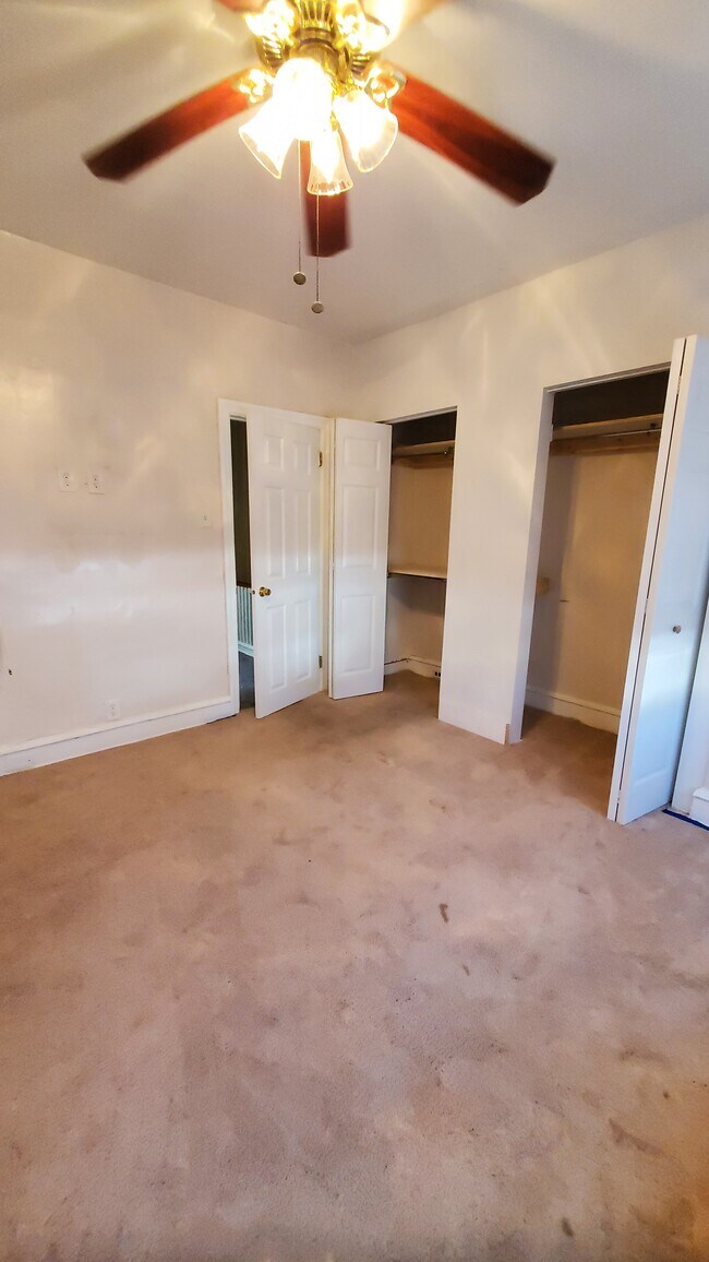 Building Photo - 1926 W Airdrie St