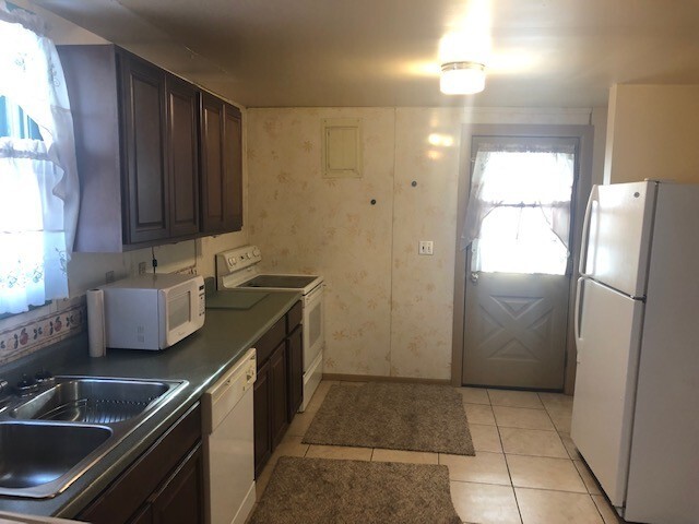 Building Photo - 2 bedroom, 1.5 bath home with off street p...