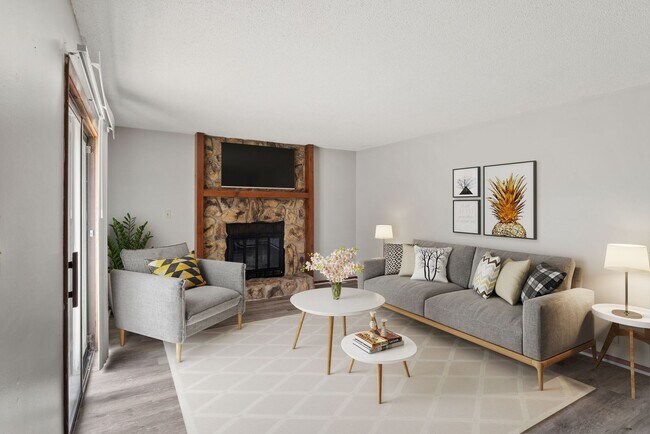 Building Photo - Spacious Rooms, fireplace and patio