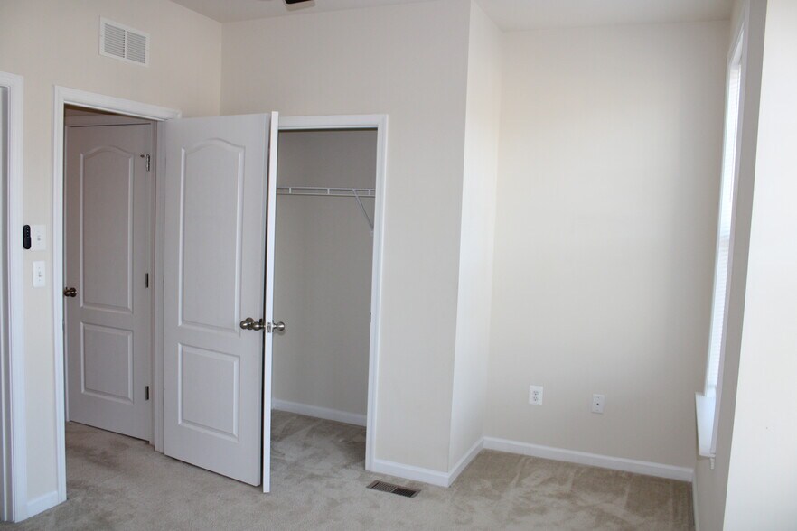 Building Photo - 829 Jarrett Ln