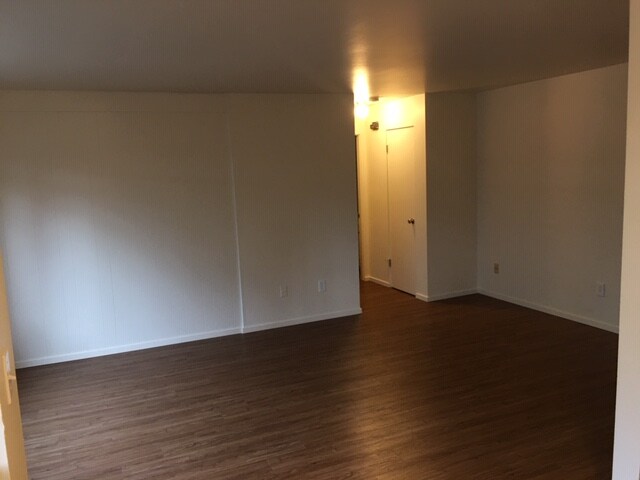Building Photo - Corner Manor Apartments - 1 bedroom