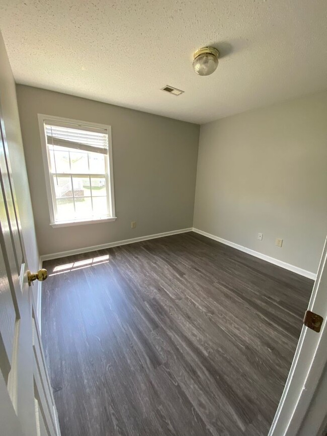 Building Photo - Renovated Columbia Townhome!!