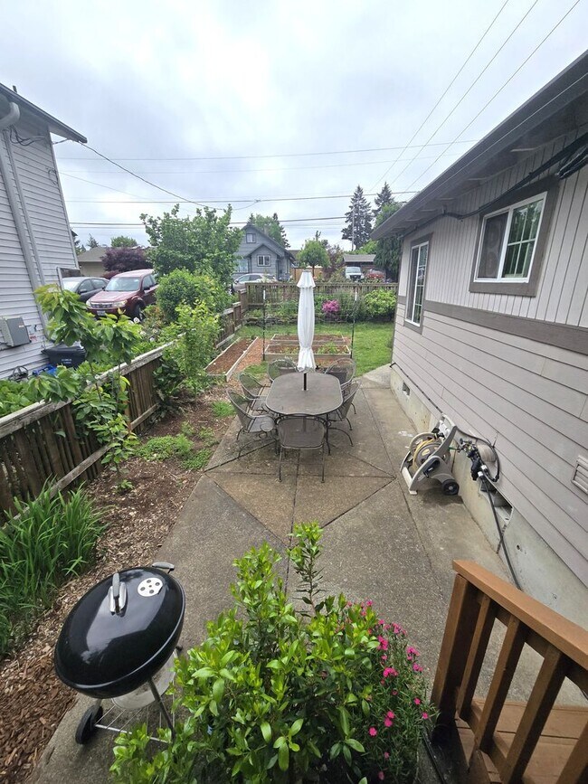 Building Photo - Great Location! Welcome Gardners! Tons of nice amenities ! * Landscape Service is Included *