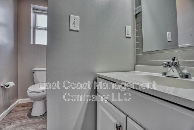 Building Photo - 2110 Taylor Ave