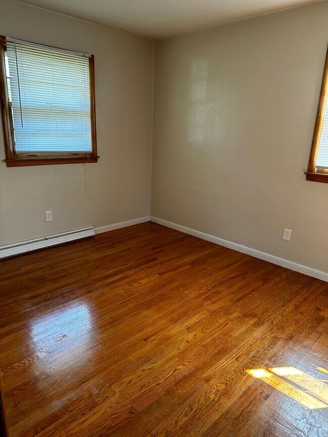 Building Photo - East Side 3 Bedroom Home!