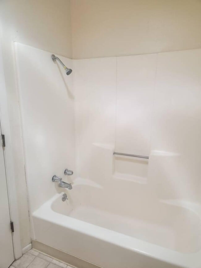 Building Photo - 2521 Chelwood Park Blvd NE