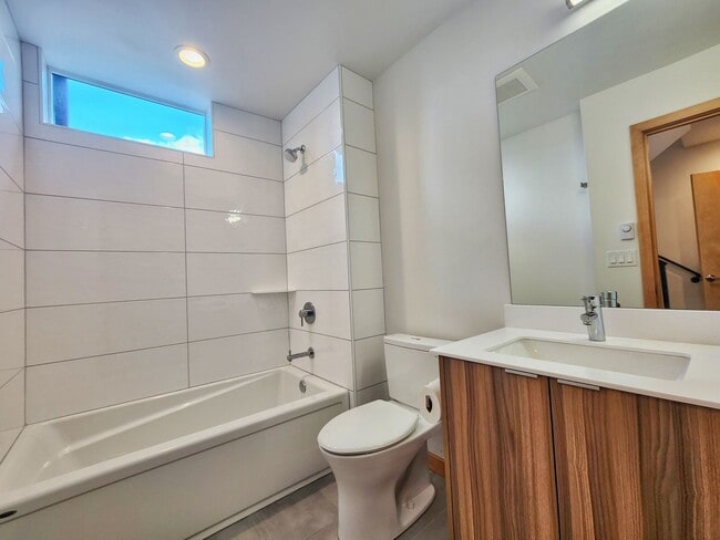 Building Photo - Beautiful 2 Bed 1.75 Bath Townhome in Central District
