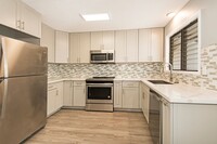 Building Photo - Kuahelani Apts 2BD/2.5BA/2 parking