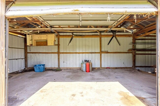 Building Photo - 3/2 Farm Home on 18.25 acres