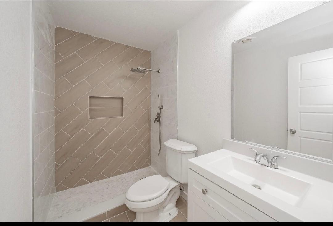 Building Photo - 3506 S Elm Dr