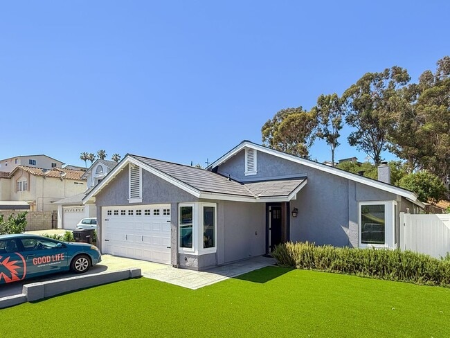 Primary Photo - Newly Remodeled 3B 2BA Home w/ Putting Gre...