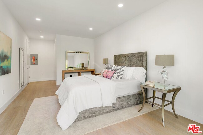 Building Photo - 3657 Regal Pl