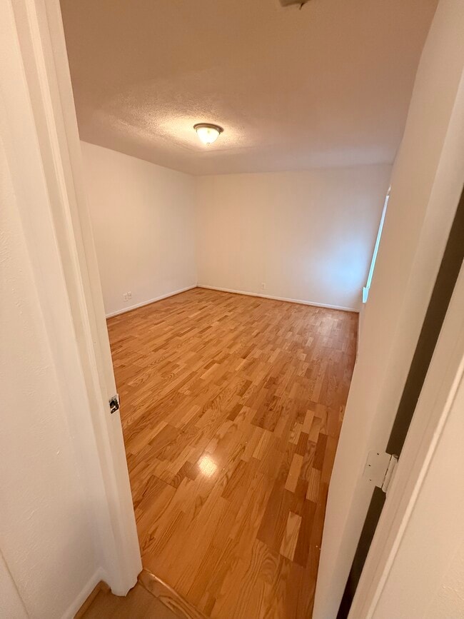 Building Photo - 810 Bellevue Rd