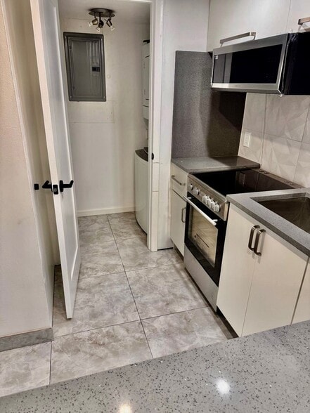 Building Photo - 747 SE 1st Way