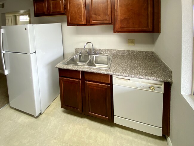 Building Photo - 1 Bedroom condo in guard gated community w...