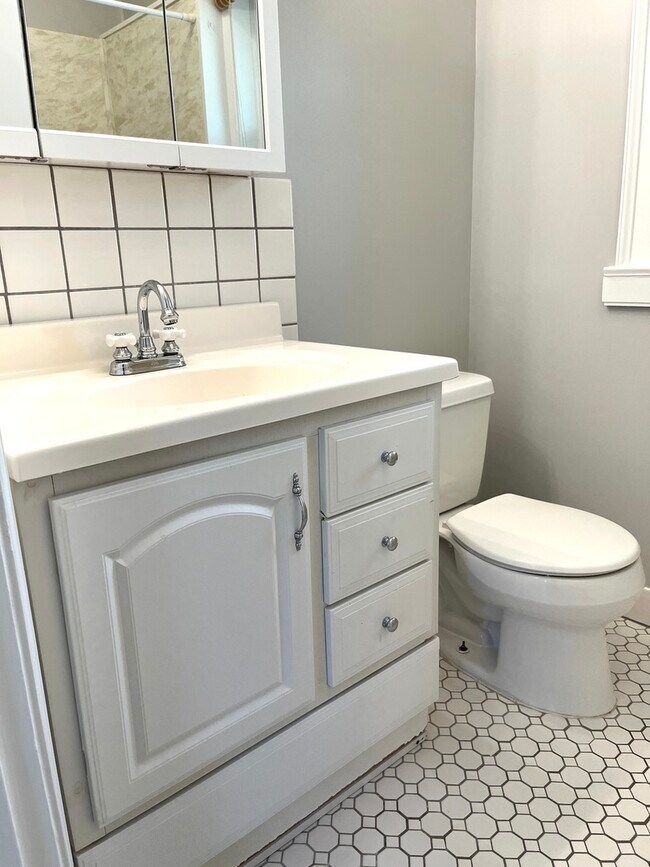 Building Photo - 8906 Ewing Ave