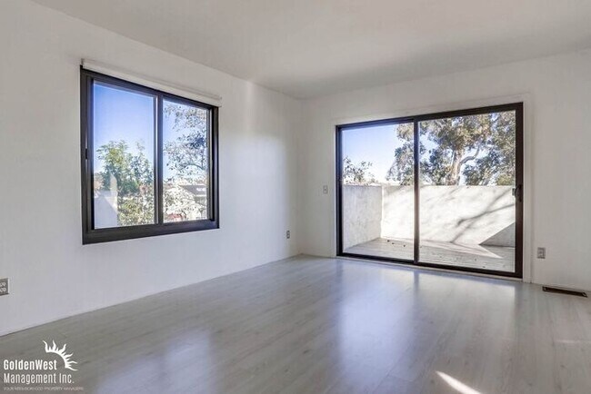 Building Photo - Bright & Airy 2Bdm 1Ba Townhome in San Diego!