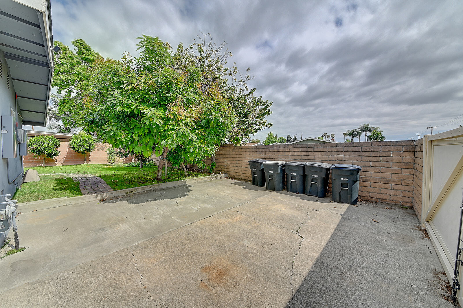 Building Photo - 2044 W Spruce Ave