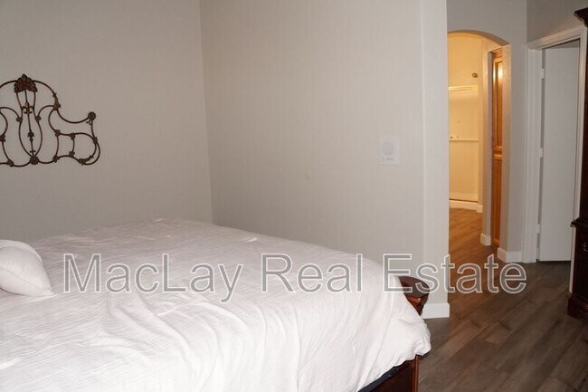 Building Photo - 9753 E Holiday Way