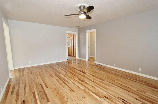 Building Photo - Charming Single-Level Cottage Style Home