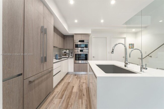 Building Photo - 455 NE 39th St