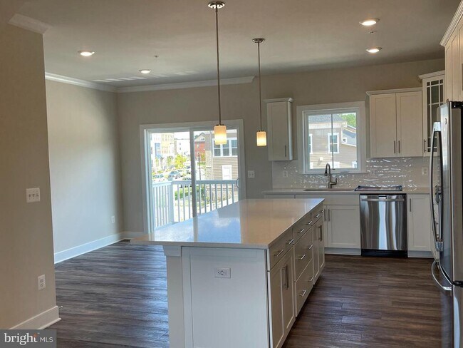 Building Photo - 313 Salinger Pl