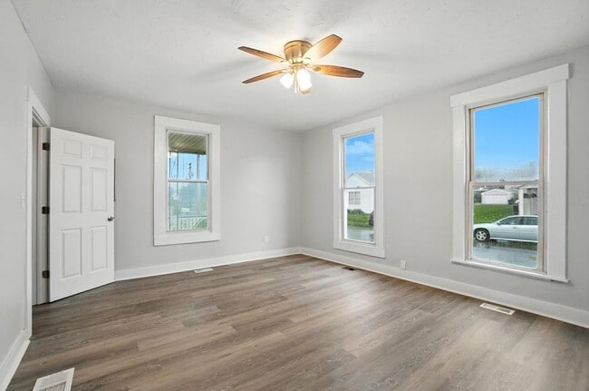 Building Photo - Newly Renovated, Large Home in Dayton!!