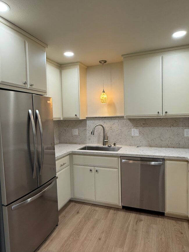 Building Photo - 1127 Dover Dr