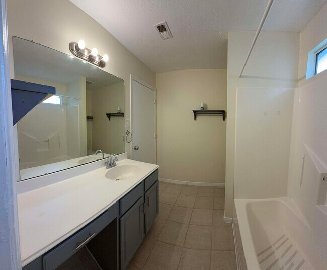 Building Photo - 18403 Willow Moss Dr