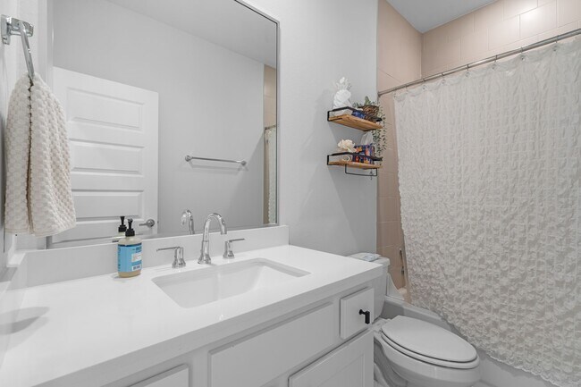 Building Photo - 502 W Donovan St