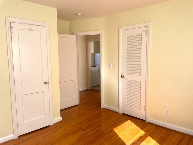 Building Photo - Sunny and Charming Beach Apartment For Rent!