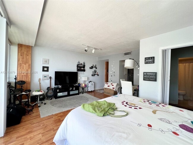 Building Photo - 7545 E Treasure Dr