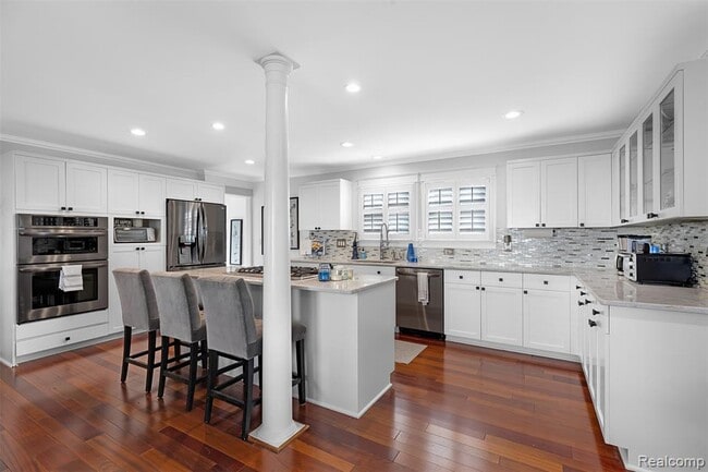 Building Photo - 691 Wallace St