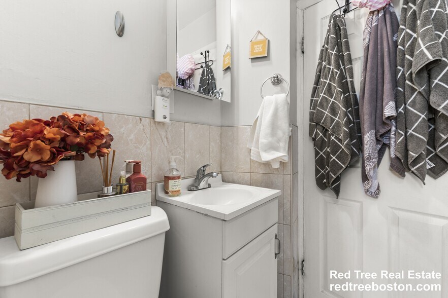 Building Photo - 175 River St