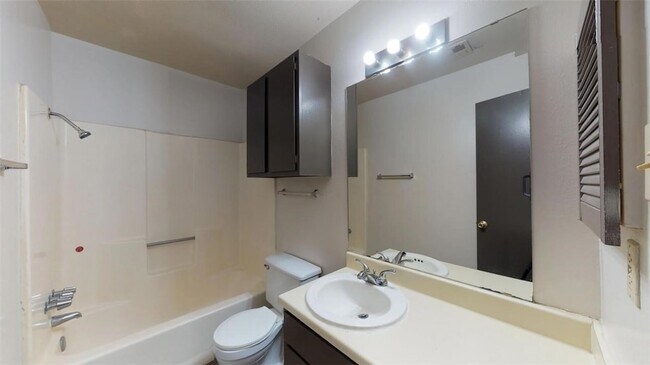 Building Photo - 725 Peppertree Dr