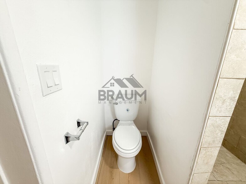 Building Photo - 5252 Hermitage Ave