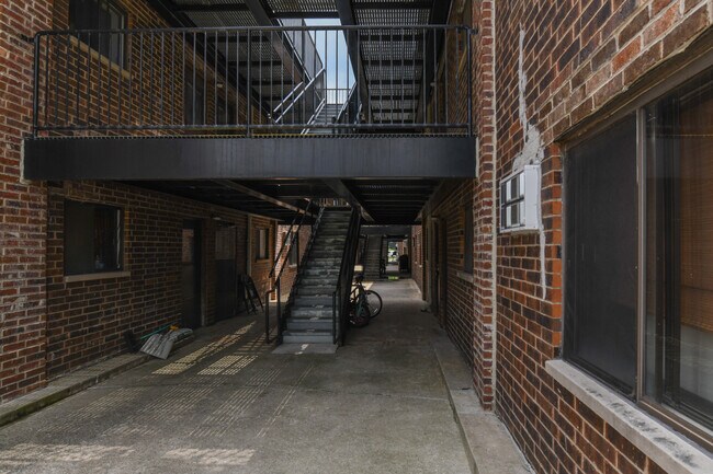 Building Photo - 953 N Rohlwing Rd