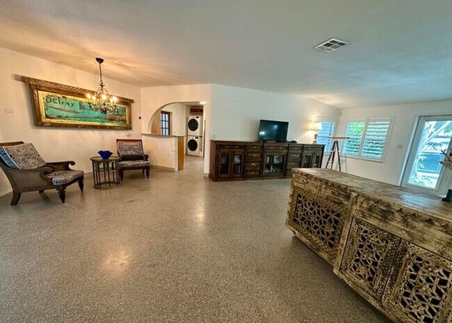 Building Photo - 212 Kings Lynn