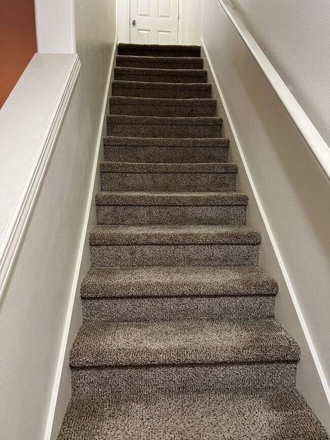 Building Photo - Great Location! 2 Bed 2 Bath Townhouse Style Condo! Open Concept! Laminate Floors Throughout Main!