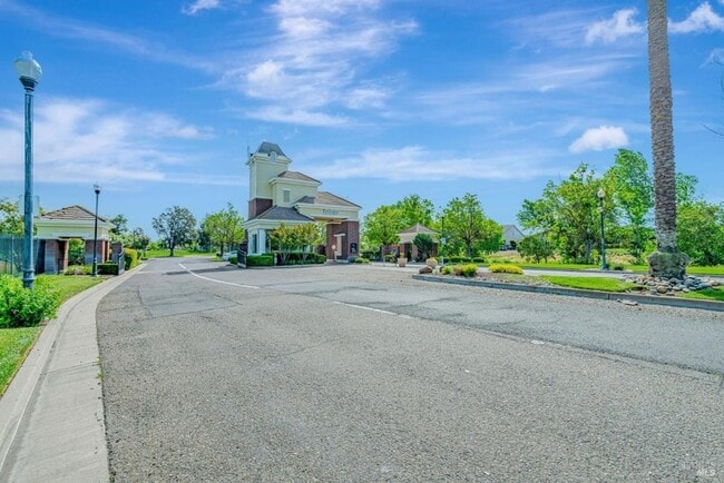Building Photo - 402 Palisades Dr
