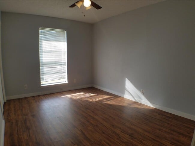 Building Photo - 1806 Stardust St