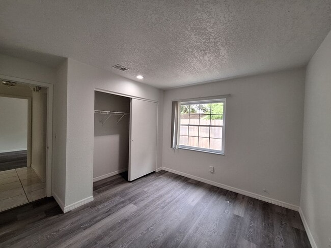 Building Photo - Spacious 4-Bed, 3-Bath Belle Isle Home wit...