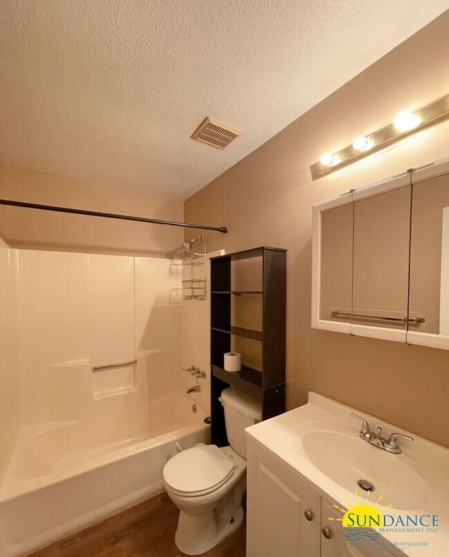 Building Photo - Great 2 Bedroom Townhouse in Fort Walton
